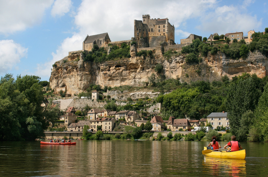 ville Dordogne près des châteaux 